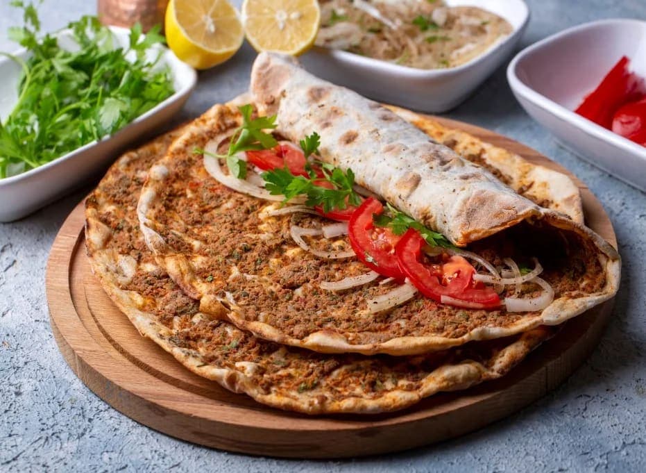 1 Lahmacun Kaç Kalori? Fast Food Seçeneklerinin Kalori İçeriği