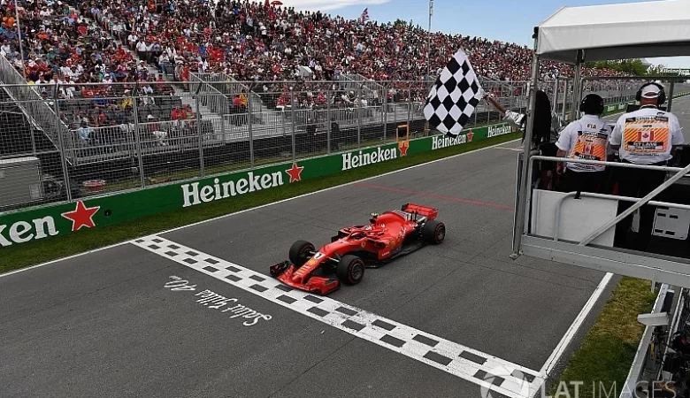 Formula 1 Siyah-Beyaz Parçalı Damalı Bayrak Nedir?