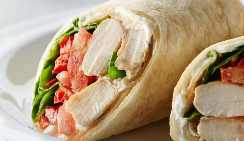 tam bugdayli tortilla ekmegi ile tavuklu wrap