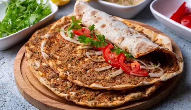 1 Lahmacun Kaç Kalori? Fast Food Seçeneklerinin Kalori İçeriği