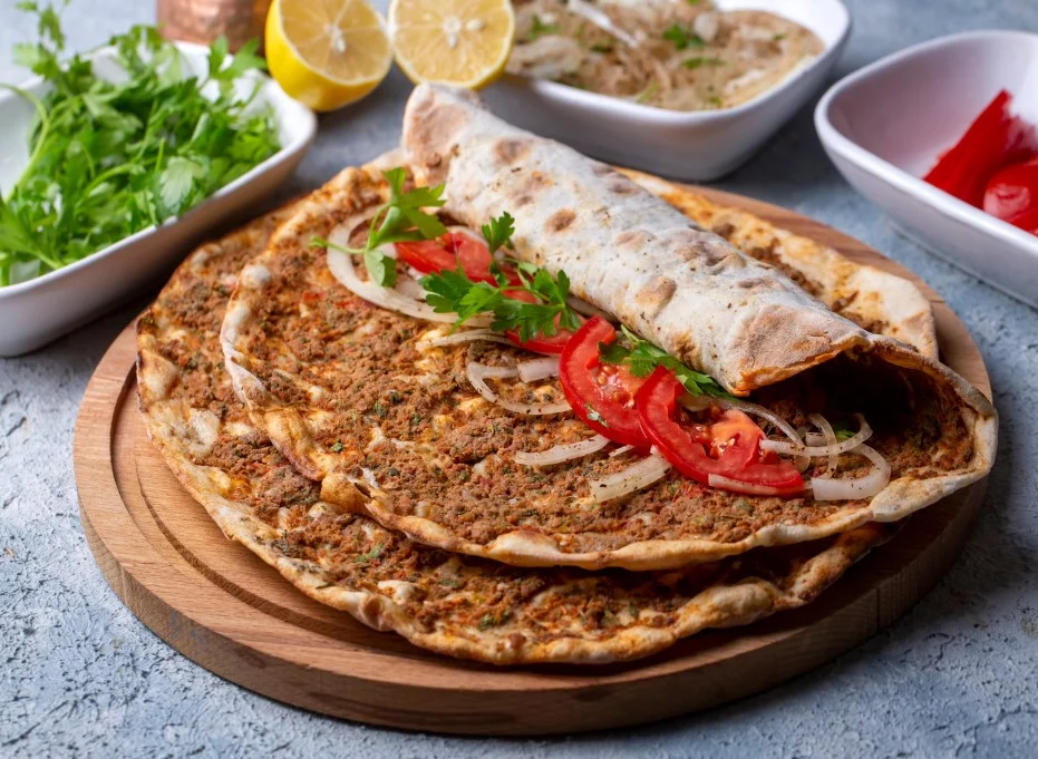 1 Lahmacun Kaç Kalori? Fast Food Seçeneklerinin Kalori İçeriği 1 1 Lahmacun Kaç Kalori? Fast Food Seçeneklerinin Kalori İçeriği
